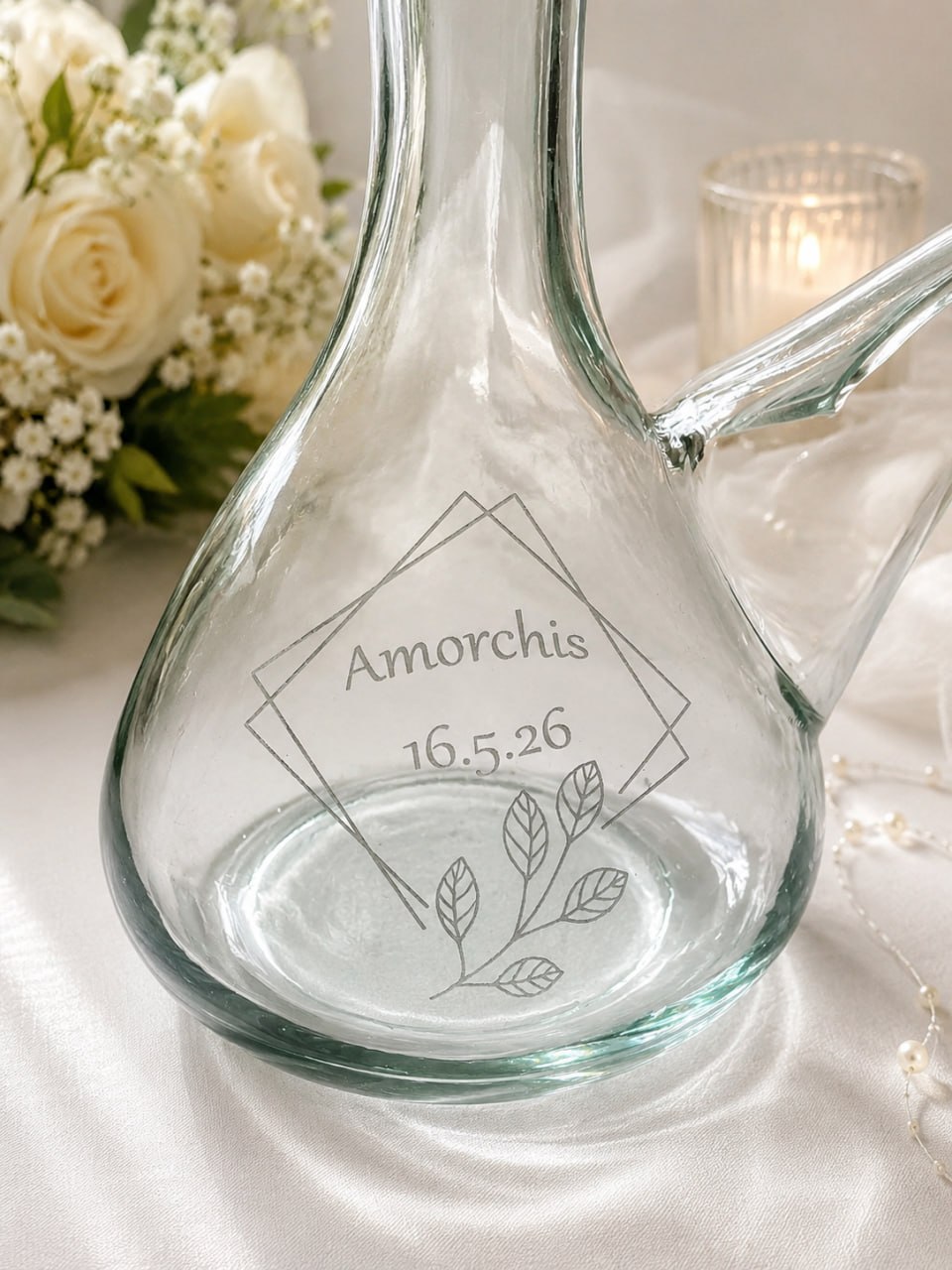 Porron personalizado en mesa con vino